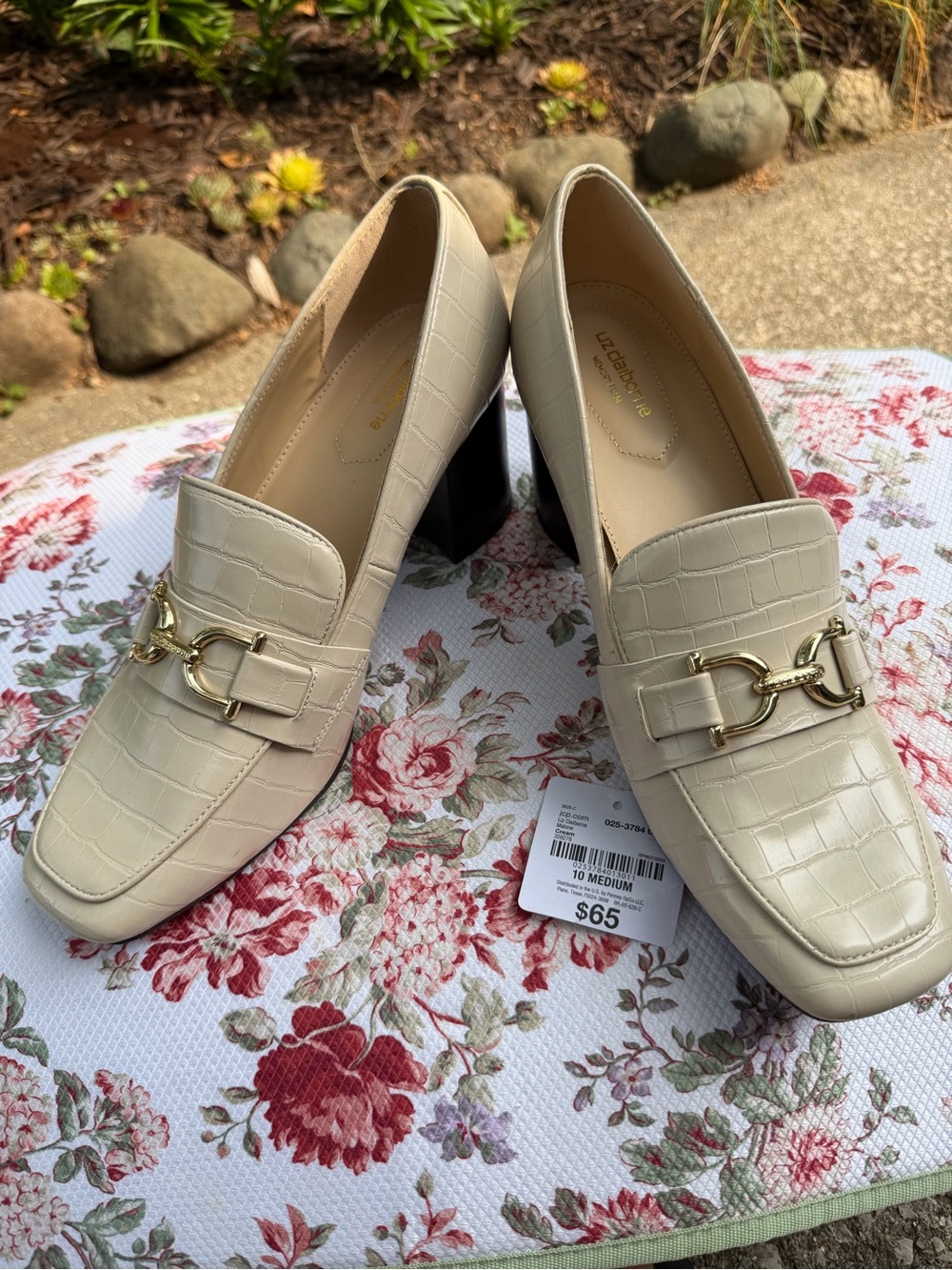 Liz Claiborne Cream Croc-Embossed Loafers with Gold Bit size 10
